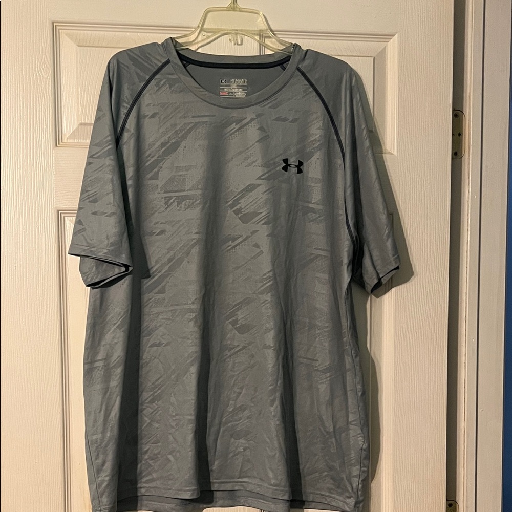 Under Armour Men's Short Sleeve Loose Fit Heatgear. XXL. Clean. No wear.